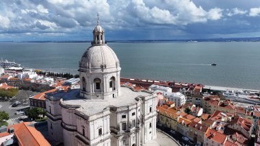 Lizbon 'un Lizbon bölgesindeki Ulusal Panteon' da. Ortaçağ İnşaat Sahnesi. Antik Şehir Manzarası. Portekiz, Lizbon 'da Ulusal Panteon. Müze manzarası. Turizm Seyahat Yeri.