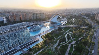 Valencia 'nın Valencia şehrinde günbatımında Valenciana İspanya' da. Gelecekçi Şehir Manzarası. Bilim Müzesi. Valencia, Valenciana İspanya 'da. Turizm Tarihi Yer. Günbatımı Skyline.