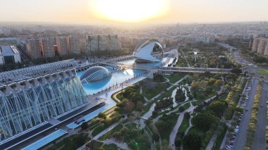 Valence Community İspanya 'da Valencia Skyline' da günbatımı. Fütürist Binalar. Şehir merkezindeki şehir manzarası. Valence Community İspanya 'da Valencia. Günbatımı Skyline. Sanat Müzesi..
