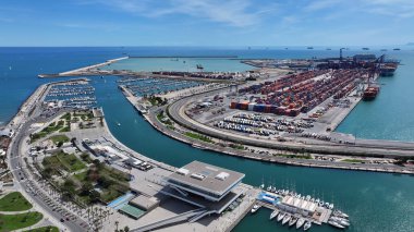 Valencia 'da Valencia Skyline, Valenciana İspanya. Plaj manzarası. Liman Koyu Sahnesi. Şehir merkezinde. Valencia 'da Valencia Skyline, Valenciana İspanya. İnanılmaz Şehir Manzarası.