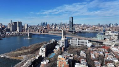 New York 'un merkezinde, New York' ta, Manhattan 'da. Highrise Binaları Sahnesi. Brooklyn Köprüsü Peyzajı. New York 'un merkezinde, New York' ta. Trafik Arkaplanı.