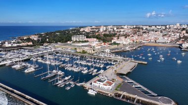 Cascais Skyline Lizbon 'un Cascais bölgesinde. Plaj manzarası. Turizm Tarihi Yer. Şehir manzarası sahnesi. Cascais Skyline Lizbon 'un Cascais bölgesinde..