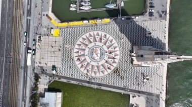 Lizbon 'daki Lizbon Bölgesi' nde Keşifler Anıtı. Keşif Anıtı. Seyahat güzergahı. Portekiz 'deki Lizbon' da Keşifler Anıtı. Denizcilik Tarihi. Landmark Meydanı. Portekiz Skyline.