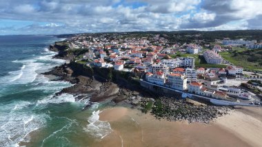 Lizbon 'un Sintra bölgesindeki Macas Plajı. Sahil Skyline. Doğa manzarası. Yaz Gezisi. Lizbon 'un Sintra bölgesindeki Macas Plajı. Tropikal Manzara.