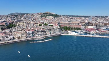 Napoli Skyline Campania İtalya 'da Napoli' de. Şehir merkezindeki şehir manzarası. Napoli Körfezi manzarası. Napoli Skyline Campania İtalya 'da. Güzel Skyline. Sahil şeridi manzarası. Plaj manzarası.