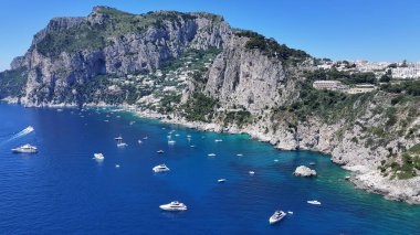 İtalya, Campania 'daki Napoli' deki Capri Adası. Coastal City. Rıhtım manzarası. İtalya, Campania 'daki Napoli' deki Capri Adası. Plaj manzarası. Ortaçağ Binaları. Capri Skyline