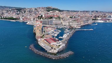 Napoli Skyline Campania İtalya 'da Napoli' de. Şehir merkezindeki şehir manzarası. Napoli Körfezi manzarası. Napoli Skyline Campania İtalya 'da. Güzel Skyline. Sahil şeridi manzarası. Marina Peyzajı.
