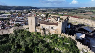 Portekiz 'in Leiria bölgesindeki Obidos Şatosu' nda. Tarihi Köy. Ortaçağ mirası. Göz kamaştırıcı manzara. Portekiz 'in Leiria bölgesindeki Obidos Şatosu' nda. Eski Şehir Manzarası.