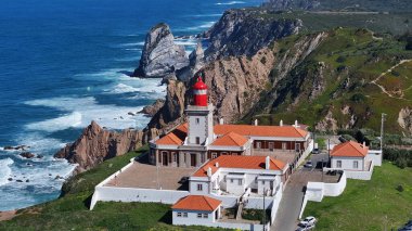 Portekiz 'in Lizbon bölgesindeki Sintra' da Roca Burnu. Plaj manzarası. Doğa Deniz Burnu. Seyahat güzergahı. Portekiz 'in Lizbon bölgesindeki Sintra' da Roca Burnu. Deniz Feneri.