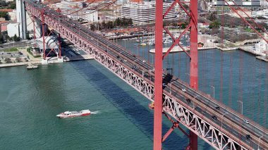 Lizbon, Portekiz 'de 25 Nisan Köprüsü. Şehir merkezinin göz kamaştırıcı manzarası. Kablo Köprüsü Sahnesi. Lizbon, Portekiz 'de 25 Nisan Köprüsü. Kablo Köprüsü Manzarası.