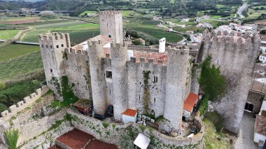 Portekiz 'in Leiria bölgesindeki Obidos Şatosu' nda. Tarihi Köy. Ortaçağ Kalesi. Göz kamaştırıcı manzara. Portekiz 'in Leiria bölgesindeki Obidos Şatosu' nda. Eski Şehir Manzarası.
