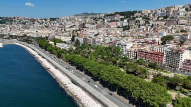 İtalya 'daki Napoli' deki Villa Comunale Parkı. Highrise Binaları Sahnesi. Şehir merkezindeki şehir manzarası. İtalya 'daki Napoli' deki Villa Comunale Parkı. Napoli Skyline. Bölge Havacılık Manzarası. İtalya Skyline.