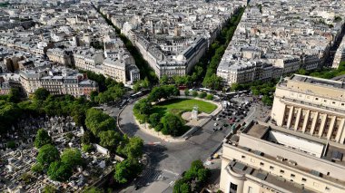 Fransa 'daki Paris' te Trocadero Meydanı. Heybetli bina. Eğlence parkı Skyline. Fransa 'daki Paris' te Trocadero Meydanı. Şehir merkezindeki şehir manzarası. Trocadero Bahçesi.