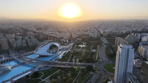Valencia, Valenciana İspanya 'daki Bilim Müzesi' nde Günbatımı. Gelecekçi Şehir Manzarası. Bilim Müzesi. Valencia, Valenciana İspanya 'da. Turizm Tarihi Yer. Günbatımı Skyline.