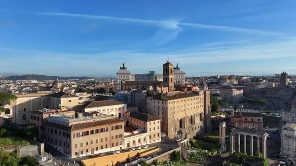 Lazio İtalya 'da Roma' da gökyüzü. Ortaçağ Binaları. Şehir merkezinde. Lazio İtalya 'da Roma' da gökyüzü. Venice Meydanı Arkaplanı. Kültür Mirası. İtalya Skyline.
