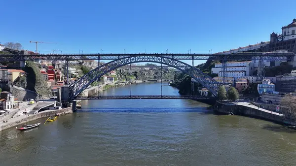 Portekiz 'in Porto bölgesindeki Luis Köprüsü. Şehir merkezindeki şehir manzarası. Demiryolu Köprüsü. Demiryolu Sahnesi. Portekiz, Porto 'da Luis Köprüsü. Turizm Tarihi Yer.