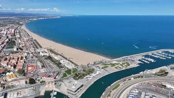 Valence Community İspanya 'daki Las Arenas Plajı. Çarpıcı şehir manzarası. Plaj manzarası. Highrise Binaları. Valence Community İspanya 'daki Las Arenas Plajı. Doğa Arkaplanı.