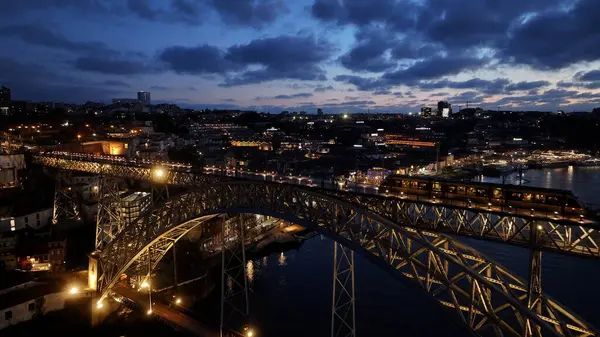 Porto Portekiz 'in Porto bölgesindeki Sunset Dom Luis Köprüsü. Sunset Skyline Sahnesi. Aydınlatılmış Köprü Manzarası. Portekiz 'in Porto Bölgesi' ndeki Dom Luis Köprüsü. Demiryolu Taşımacılığı.