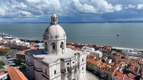 Lizbon 'un Lizbon bölgesindeki Ulusal Panteon' da. Ortaçağ İnşaat Sahnesi. Antik Şehir Manzarası. Portekiz, Lizbon 'da Ulusal Panteon. Müze manzarası. Turizm Seyahat Yeri.