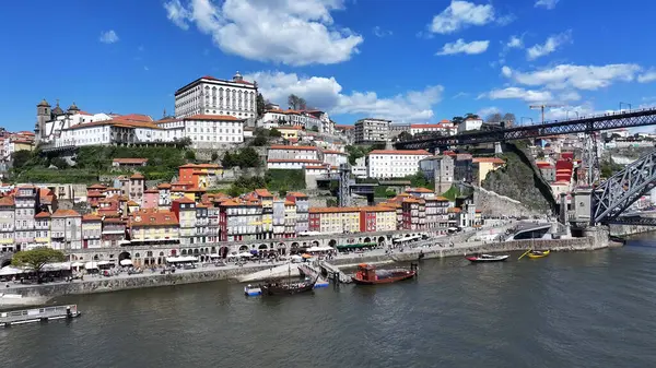 Porto, Portekiz 'in Ribeira Rıhtımı. Sahil Kenti Peyzajı. Kültür Mirası. Eski Şehir Manzarası. Porto, Portekiz 'deki Ribeira Rıhtımı. Turizm Tarihi Yer.