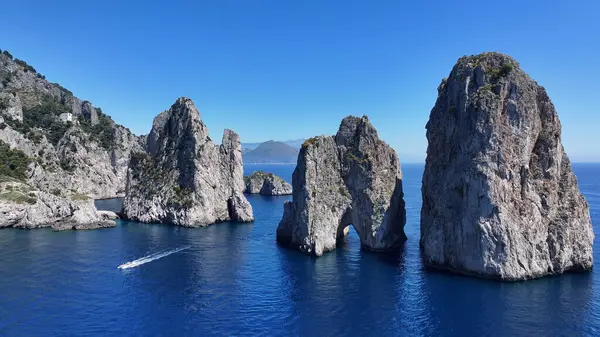 İtalya 'da Napoli' de Capri Skyline. Plaj manzarası. Dev Uçurumlar Sahnesi. İtalya 'da Napoli' de Capri Skyline. Napoli Körfezi, Skyline. Akdeniz kıyısı. Capri Adası Manzarası.