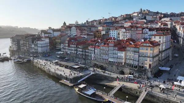 Porto, Portekiz 'in Ribeira Rıhtımı. Şehir merkezi manzarası. Kültür Mirası. Eski Şehir Manzarası. Porto, Portekiz 'deki Ribeira Rıhtımı. Turizm Tarihi Yer.