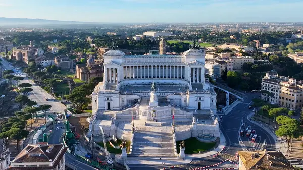 Lazio İtalya 'daki Venedik Meydanı. Kültür Mirası. Güzel Ortaçağ Sarayı. Lazio İtalya 'daki Venedik Meydanı. Şehir peyzajı. Anavatan Anıtı 'nın sunağı. Roma Skyline.