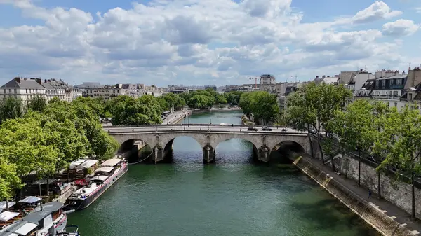 Fransa 'nın Paris Adası' ndaki Paris Skyline 'da. Şehir merkezindeki şehir manzarası. Seine River Skyline 'da. Fransa 'nın Paris Adası' ndaki Paris Skyline 'da. Ortaçağ köprüleri. Turizm Tarihi Yer. Avrupa Skyline