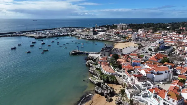 Cascais Skyline Lizbon 'un Cascais bölgesinde. Coastal City. Rıhtım manzarası. Plaj manzarası. Lizbon 'un Cascais Bölgesindeki Cascais Skyline.