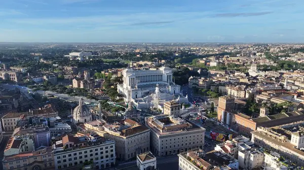 Lazio İtalya 'daki Venedik Meydanı. Kültür Mirası. Güzel Ortaçağ Sarayı. Lazio İtalya 'daki Venedik Meydanı. Şehir peyzajı. Anavatan Anıtı 'nın sunağı. Roma Skyline.