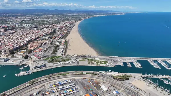 Valencia 'da Valencia Skyline İspanya' da. Şehir Plajı. Bay Water Sahnesi. Şehir merkezinde. Valencia 'da Valencia Skyline İspanya' da. Huzurlu Manzara.
