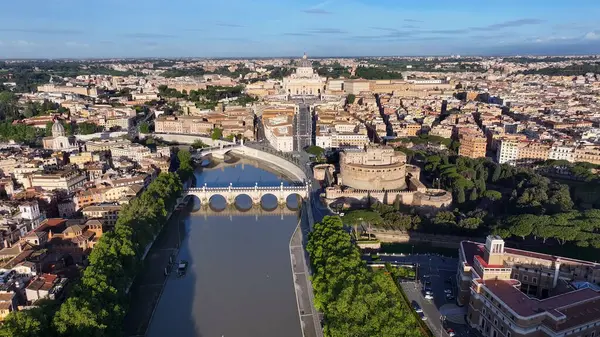 Vatikan 'ın Vatikan' daki Roma Skyline 'ı. San Pedro Bazilikası Manzaranın üstünde. Katolik Kilisesi. Vatikan 'ın Vatikan' daki Roma Skyline 'ı. Sant Angelo Kalesi Sahnesi. Vatikan Şehri Peyzajı. Roma Skyline.