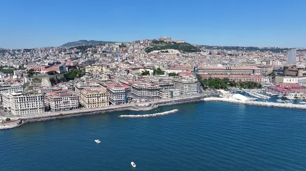 Napoli Skyline Campania İtalya 'da Napoli' de. Şehir merkezindeki şehir manzarası. Napoli Körfezi manzarası. Napoli Skyline Campania İtalya 'da. Güzel Skyline. Sahil şeridi manzarası. İtalya Manzarası.