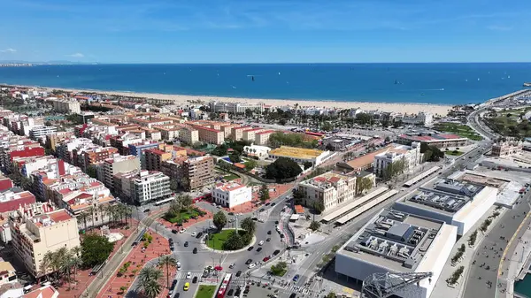 Valencia Valencia 'daki Las Arenas Plajı İspanya Topluluğu. Şehir Plajı. Bay Water Sahnesi. Şehir merkezinde. Valencia Valencia 'daki Las Arenas Plajı İspanya Topluluğu. Huzurlu Manzara.