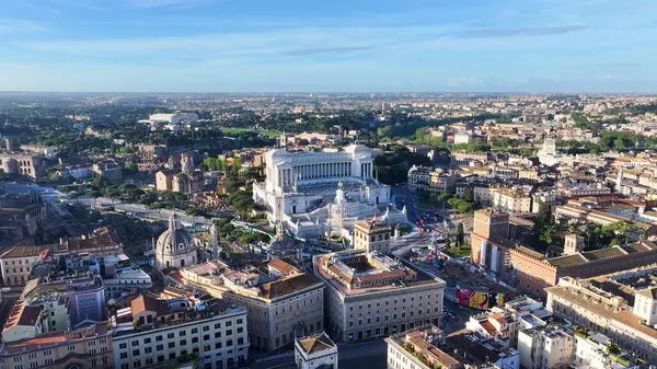 Lazio İtalya 'da Roma' da gökyüzü. Ortaçağ Binası. Şehir merkezinde. Lazio İtalya 'da Roma' da gökyüzü. Venice Meydanı Arkaplanı. Kültür Mirası. İtalya Skyline.