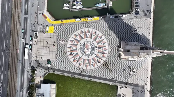 Lizbon 'daki Lizbon Bölgesi' nde Keşifler Anıtı. Keşif Anıtı. Seyahat güzergahı. Portekiz 'deki Lizbon' da Keşifler Anıtı. Denizcilik Tarihi. Landmark Meydanı. Portekiz Skyline.