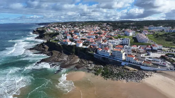 Lizbon 'un Sintra bölgesindeki Macas Plajı. Sahil Skyline. Doğa manzarası. Yaz Gezisi. Lizbon 'un Sintra bölgesindeki Macas Plajı. Tropikal Manzara.