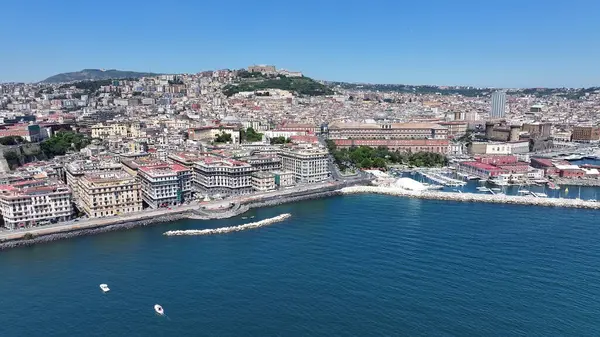 Napoli Skyline Campania İtalya 'da Napoli' de. Şehir merkezindeki şehir manzarası. Napoli Körfezi manzarası. Napoli Skyline Campania İtalya 'da. Güzel Skyline. Sahil şeridi manzarası. Plaj manzarası.