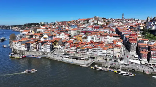 Porto Portekiz 'in Porto bölgesindeki Ribeira Rıhtımı. Şehir merkezinde. Ortaçağ Binaları. Tarihi Şehir Sahnesi 'nde. Portekiz, Porto bölgesindeki Ribeira Rıhtımı. Turizm Simgeleri.