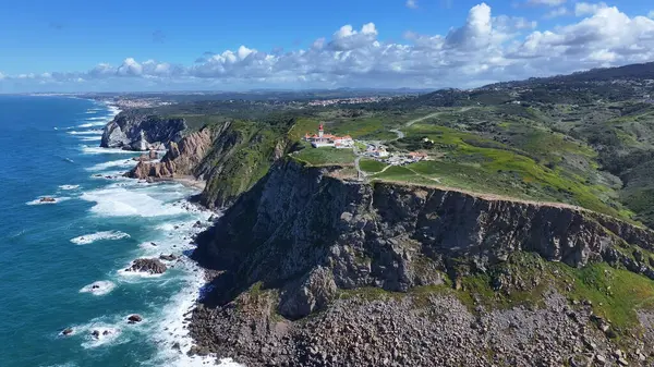 Lizbon 'un Sintra bölgesindeki Roca Cape Cliffs. Sahil Skyline. Doğa manzarası. Yaz Gezisi. Lizbon 'un Sintra bölgesindeki Roca Cape Cliffs. Tropikal Manzara.