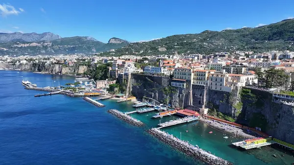 İtalya 'nın Napoli şehrinde Sorrento Skyline. Plaj manzarası. Turizm Tarihi Yer. İtalya 'nın Napoli şehrinde Sorrento Skyline. Tarihsel Şehir Manzarası. Salerno Körfezi Skyline. Akdeniz.