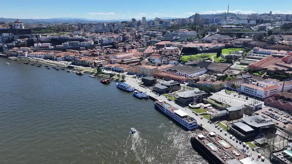 Porto Bölgesi Portekiz 'deki Gaia Rıhtımı. Sahil Kenti Peyzajı. Kültür Mirası. Eski Şehir Manzarası. Gaia Rıhtımı Portekiz 'de. Turizm Tarihi Yer.