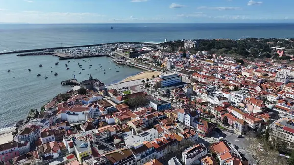 Cascais Skyline Lizbon 'un Cascais bölgesinde. Coastal City. Doğa manzarası. Plaj manzarası. Lizbon 'un Cascais Bölgesindeki Cascais Skyline.