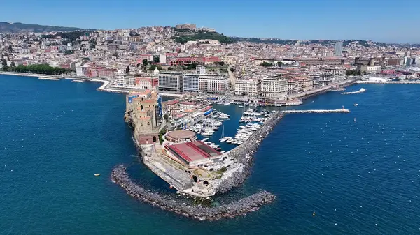 Napoli Skyline Campania İtalya 'da Napoli' de. Şehir merkezindeki şehir manzarası. Napoli Körfezi manzarası. Napoli Skyline Campania İtalya 'da. Güzel Skyline. Sahil şeridi manzarası. Marina Peyzajı.
