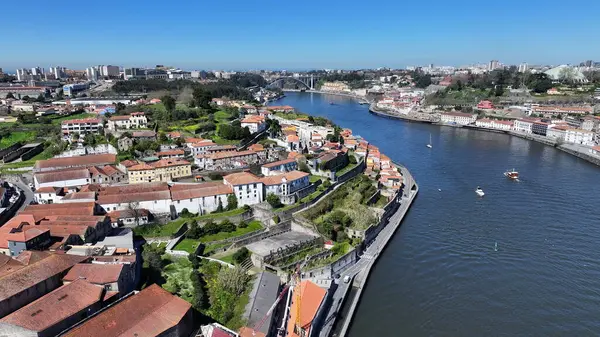 Porto Bölgesi Portekiz 'deki Gaia Rıhtımı. Sahil Kenti Peyzajı. Kültür Mirası. Eski Şehir Manzarası. Gaia Rıhtımı Portekiz 'de. Turizm Tarihi Yer.