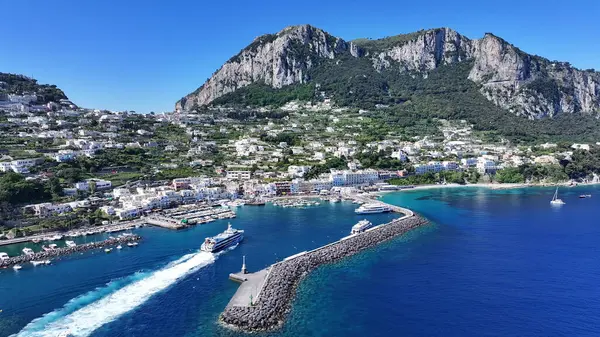 İtalya 'nın Napoli şehrindeki Capri Adası. Plaj manzarası. Dev Uçurumlar Sahnesi. İtalya 'nın Napoli şehrindeki Capri Adası. Ortaçağ Şehir Skyline 'ı. Napoli Körfezi Akdeniz. Sahil Skyline.