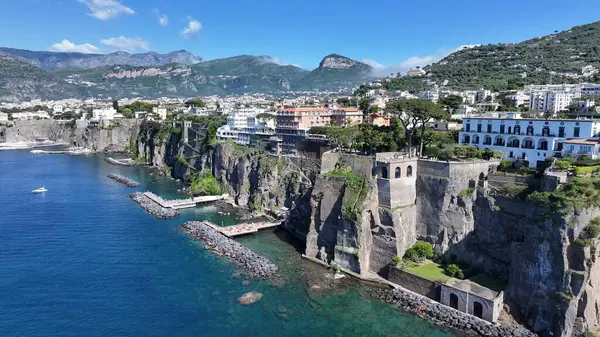 Sorrento Sahili, Napoli İtalya Sorrento. Coastal City. Rıhtım manzarası. Napoli İtalya 'daki Sorrento Plajı. Plaj manzarası. Ortaçağ Binaları. Sorrento Skyline. Amalfi Sahili.
