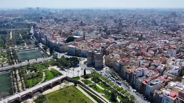 Valencia, Valenciana İspanya 'daki Serranos Kuleleri. Eski Şehir Manzarası. Şehir merkezinde. Valencia, Valenciana İspanya 'da. Turia Gardens 'ın silüeti. Güzel Şehir Manzarası.