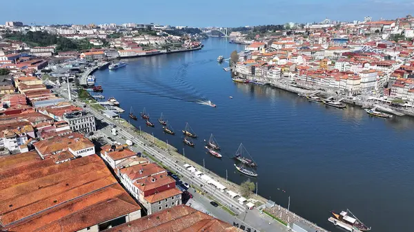 Porto Portekiz 'in Vila Nova De Gaia bölgesinde Gaia Skyline. Deniz Burnu Manzarası. Ribeira İskelesi. Sahil şeridi manzarası. Gaia Skyline, Portekiz 'deki Vila Nova De Gaia' da. Turizm Tarihi Yer.
