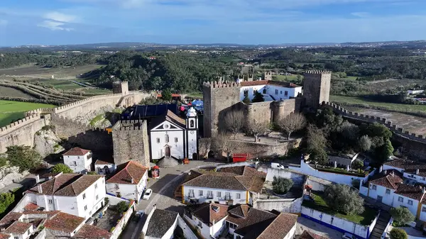 Leiria Portekiz 'deki Obidos Köyü' nde. Old Town Skyline 'da. Ortaçağ Binaları Sahnesi. Güzel şehir manzarası. Leiria Portekiz 'deki Obidos Köyü' nde. Kültür Mirası.